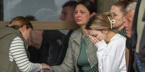 Συγγενείς των τραυματιών από τη φωτιά στο νυχτερινό κέντρο στην Βόρεια Μακεδονία, περιμένουν έξω από το νοσοκομείο