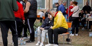 Συγγενείς θυμάτων και τραυματίες, από την πολύνεκρη τραγωδία σε ντισκοτέκ στη Βόρεια Μακεδονία, βρίσκονται έξω από το νοσοκομείο