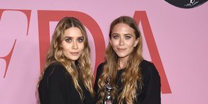 Η Ashley Olsen, αριστερά, και η Mary-Kate Olsen ποζάρουν στον διάδρομο των νικητών με το βραβείο του σχεδιαστή αξεσουάρ της χρονιάς στα βραβεία μόδας CFDA στο Μουσείο του Μπρούκλιν, το 2019, στη Νέα Υόρκη 