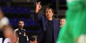 Ο Εργκίν Αταμάν στη νίκη επί της Μακάμπι