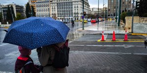 Βροχερή ημέρα στην Αθήνα (εικόνα αρχείου)