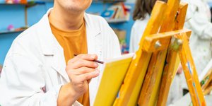 Άνδρας με αυτισμό ζωγραφίζει