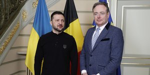 Ο πρωθυπουργός του Βελγίου Μπαρτ Ντε Βέβερ δεξιά με τον πρόεδρο της Ουκρανίας, Βολοντίμιρ Ζελένσκι