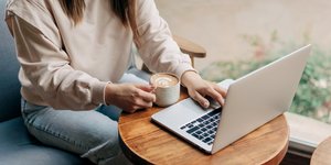 Γυναίκα σε καφέ με λάπτοπ