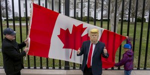 Καναδοί στηρίζουν την χώρα τους κατά των δασμών που επιβάλλει ο Ντόναλντ Τραμπ