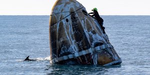 Η κάψουλα της SpaceX που μετέφερε πίσω στη Γη στους αστροναύτες και ένα δελφίνι να κολυμπά δίπλα της