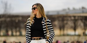 στιλάτη γυναίκα με ζακέτα