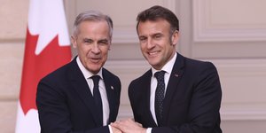 Χειραψία Μαρκ Κάρνεϊ και Εμανουέλ Μακρόν