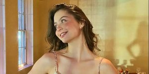 Η Carys Douglas γιόρτασε τα 21α γενέθλιά της τον περασμένο Απρίλιο, φορώντας αυτό το ροζ δαντελένιο φόρεμα Ungaro 