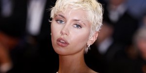 Champagne Cheeks: Πώς θα υιοθετήσεις το beauty trend που θέλει ζυγωματικά με λάμψη σαμπάνιας