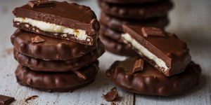 Μαλακά μπισκότα σοκολάτας με γέμιση κρέμα