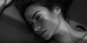 Τι ώρα πρέπει να πέφτουμε για ύπνο μετά τα 50