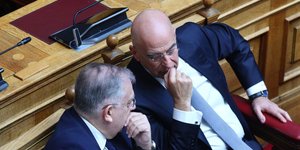 Δένδιας και Θεοδωρικάκος συζητούν στη Βουλή