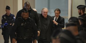 Ο Ζεράρ Ντεπαρντιέ στο δικαστήριο συνοδεία αστυνομικών