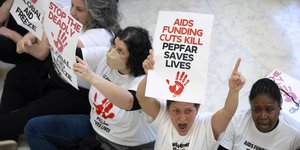 Διαδηλωτές τονίζουν τις πιθανές συνέπειες των περικοπών στην χρηματοδότηση προγραμμάτων για το AIDS