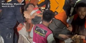  Γυναίκα ανασύρθηκε ζωντανή από τα ερείπια κτιρίου που κατέρρευσε από τον σεισμό