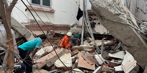 Διασώστες ψάχνουν για επιζώντες στη Μιανμάρ