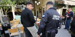 αστυνομικος σερβιτορος 