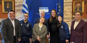 Η Δόμνα Μιχαηλίδου και ο Θανάσης Μπούρας με παιδιά με σύνδρομο Down και συνοδούς τους