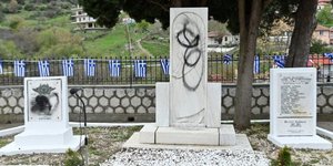 Οι βανδαλισμοί στο Μνημείο Ηρώων στο Δομοκό