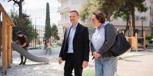 Ο δήμαρχος Αθηναίων Χ. Δούκας και η πρόεδρος του ΟΠΑΝΔΑ Ελένη Ζωντήρου στην παιδική χαρά του Λυκαβηττού
