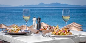 κρασια τραπεζι πλαι σε θαλασσα