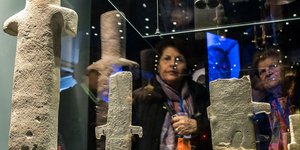 εκθεματα προσωπα στο τζαμι 