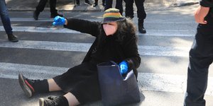 Σόου της Ελένης Λουκά έξω από το Προεδρικό Μέγαρο