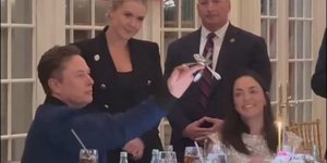 O Έλον Μασκ ισορροπεί μαχαιροπίρουνα στα δάκτυλά του 