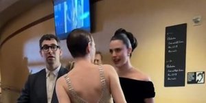 Έμμα Στόουν και Μάργκαρετ Κουάλεϊ στα παρασκήνια των Όσκαρ 2025