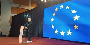 Ο Έντι Ράμα κατά τη διάρκεια της ομιλίας του στα Χανιά