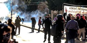 Ένταση στο κέντρο της Αθήνας στο περιθώριο πορείας που πραγματοποιήθηκε με αφορμή την Παγκόσμια Ημέρα της Γυναίκας