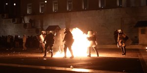 Επεισόδια μετά την πορεία για τα Τέμπη στο Σύνταγμα