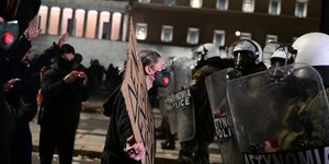 Στιγμιότυπο από τα επεισόδια στο Σύνταγμα