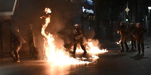 Επεισόδια στο Σύνταγμα, ΜΑΤ φωτιές