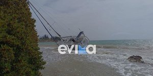 Ιστιοφόρο βγήκε στη στεριά λόγω των ισχυρών ανέμων