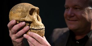 Το κρανίο του Leti και ο καθηγητής Lee Berger / LEE BERGER