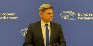 Νίκος Φαραντούρης