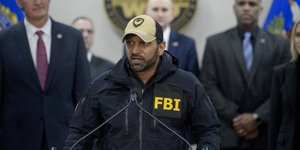 Ο διευθυντής του FBI Κας Πατέλ κατά τη διάρκεια συνέντευξης Τύπου για αρχηγό συμμορίας MS-13 που συνελήφθη