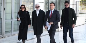 Ο Πέτρος Φιλιππίδης με τους δικηγόρους του