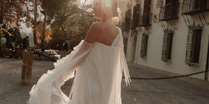 Η Ισπανίδα νύφη και το μποέμ νυφικό της από μουσελίνα