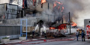 Συνεχίζεται η επιχείρηση των πυροσβεστών στη βιομηχανία επεξεργασίας ξύλου στη ΒΙΠΕ