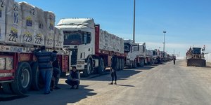 Φορτηγά με ανθρωπιστική βοήθεια για τη Γάζα μπλοκαρισμένα στο πέρασμα της Ράφα