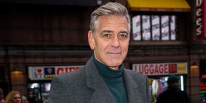 Ο Τζορτζ Κλούνεϊ έξω από το θέατρο Winter Garden στη Νέα Υόρκη 