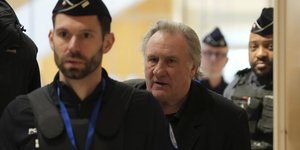 Ο Ζεράρ Ντεπερντιέ πίσω από αστυνομικό