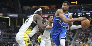 Απίστευτο φινάλε με... τετράποντο πάνω στον Αντετοκούνμπο