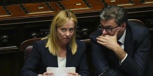 Ο υπουργός Οικονομικών της Ιταλίας Τζανκάρλο Τζορτζέττι με την πρωθυπουργό Μελόνι