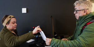 Ψηφοφόρος ασκεί το εκλογικό του δικαίωμα στη Γροιλανδία