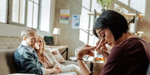 Γυναίκα πιάνει την μύτη της