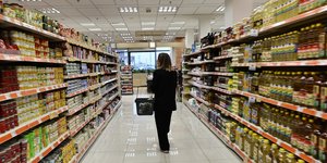 Γυναίκα σε διάδρομο σούπερ μάρκετ